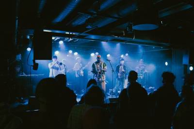 Slipper artister med fest og konsert