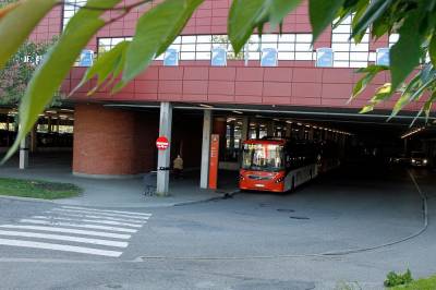 Full buss og lange køer er blitt hverdagen