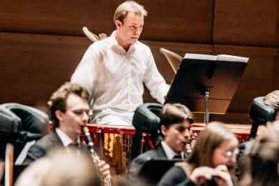 Her går det fullstendig bananas på scenen: – Jeg fikk bakoversveis