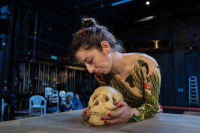 «Gjenferdet inn» er på sitt beste et sjeldent smart politisk teater om Palestina