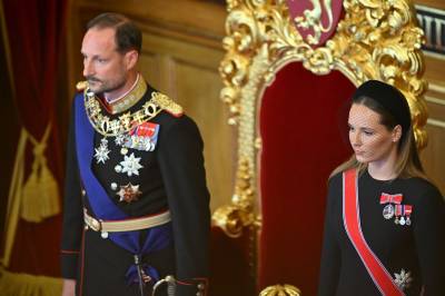 Kong Haakon avlegger sin ed