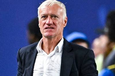 Deschamps tilbake i VM etter morens begravelse