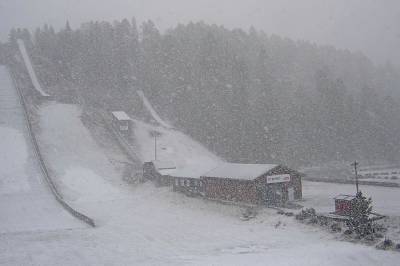 Her laver snøen ned