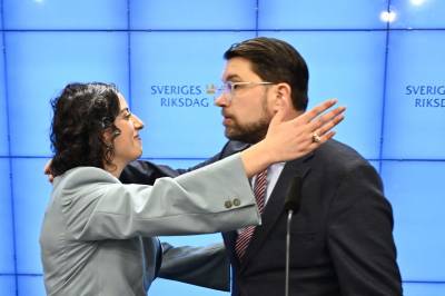 Valglokalene har åpnet i Sverige – ligger an til å bli en «rysare»