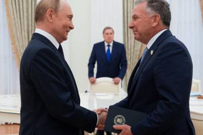 Hvem kan ha lekket telefonsamtalen? – Et voldsomt spill, sier forsker. 