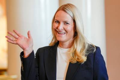 Kronprinsesse Mette-Marit med putsehjelp på jobb for første gang