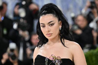 Charli XCX skulle ta en pause, men laget et nytt album