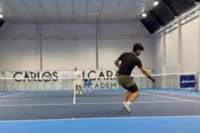 Carlos Alcaraz er tilbake på trening med venstre hånd, og det er det en grunn til