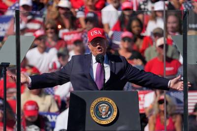 Trump sier at han aldri planla å angripe Grønland
