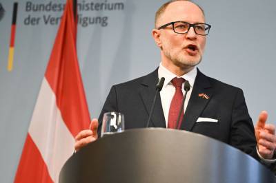 Latvias forsvarsminister går av etter at ukrainske droner traff oljelagre