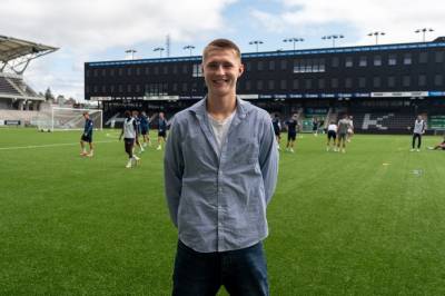 Haakon (16) blir fotballproff i Nederland: – Blir nesten som hjemmebane