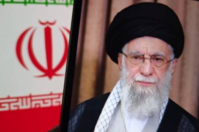 Tusenvis av mennesker marsjerer i Teheran under Ali Khameneis begravelse og krever hevn mot USA og Israel