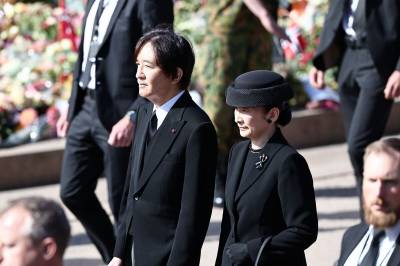 Japans kronprinspar følger kong Haralds båre