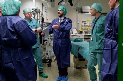 Må vente over eit år på ei rekke vanlege operasjonar. – Det er ikkje greitt