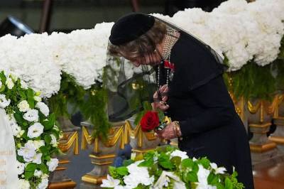 Dronning Sonja la ned rose på båren