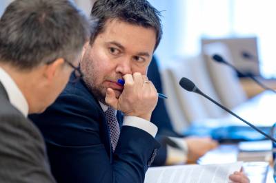 Sp-topp frykter for norske arbeidsplasser, mener regjeringen tenker mer på EU enn Norge