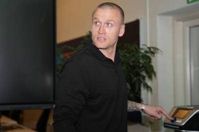 Jørgen fra Larvik ringer opp folk etter kommentarer på internett