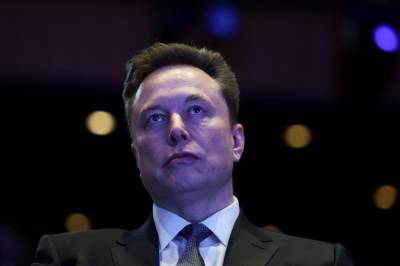 Musk krever billionbeløp for tidlig KI-innsats