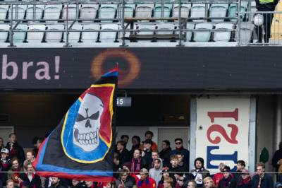 Kamp avbrutt: - Slåsskamp på tribunen