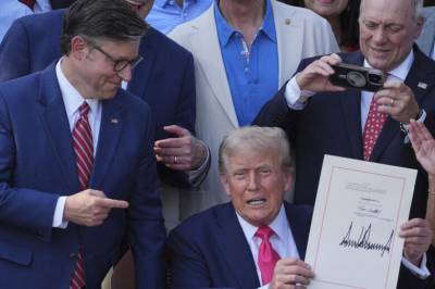 Trump undertegnet kjempepakke med budsjett