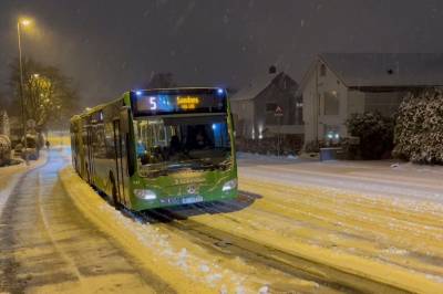 Busser har problemer på snøføre i Ullandhaugbakken  i Stavanger