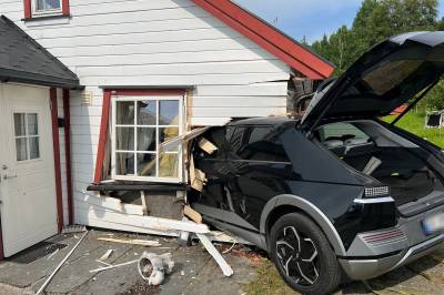 Bil dundret inn i sommerhus: - Skremmende