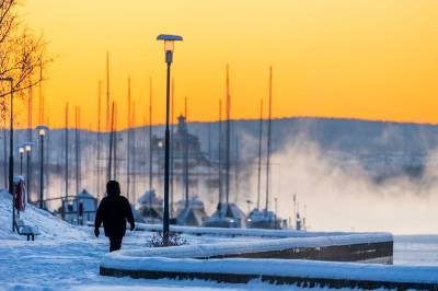 Til helgen blir det varmt, men vinteren ligger an til å bli kaldere enn vanlig, ifølge klimaforsker.
