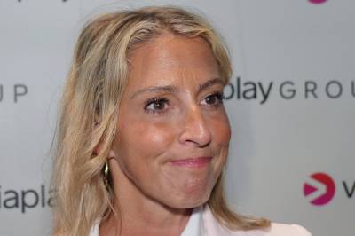 – Fjerner en og en ting fra kroppen min