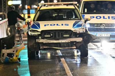 Sju politibiler skadet under biljakt i Stockholm