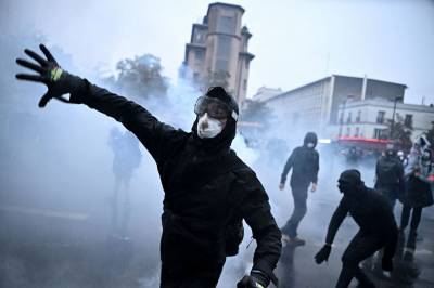 En demonstrant mistet to fingre