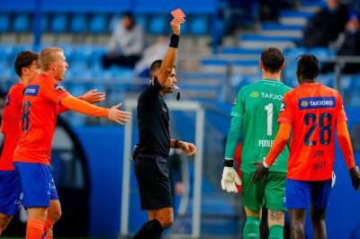 AaFK-keeperen fikk rødt igjen: Ble reddet av VAR