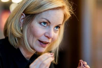 Aasland ber universitetene vurdere skjermforbud