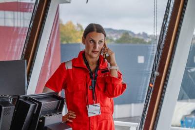 Hundretusener følger Sara på jobb