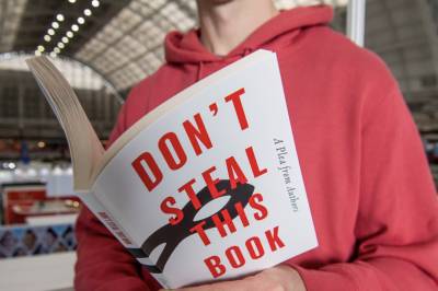 Tusenvis av forfattere publiserer 