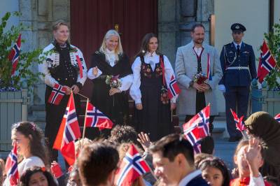 Kronprinsfamilien hilser barnetoget på Skaugum
