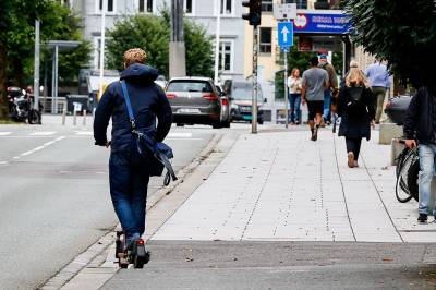 – Få elsparke­syklene vekk fra fortauene!