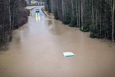Flere titalls veier er oversvømt på Østlandet: En mann satt fast i bil