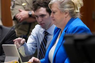 Kirk-tiltalt ber om at aktoratet byttes ut