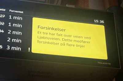 Tre falt over veien ved Ljabru, 17 busslinjer forsinket