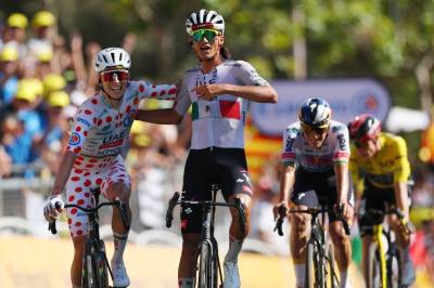 Tobias Halland Johannessen presset stjernene på Tour de France-etappe – Pogacar hjalp lagkamerat til