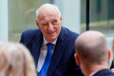Kong Harald klar for tur: Reiser alene