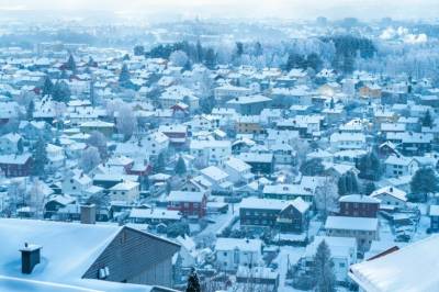 – Folk kaster penger ut av vinduet