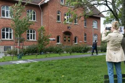 Derfor tok elevene bilder med mobiltelefoner på nøyaktig samme sted som det gamle fotografiet viste