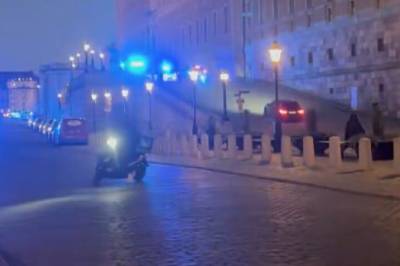 Politiet har skutt mot mann utenfor slottet