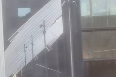 Her blåser veggen av