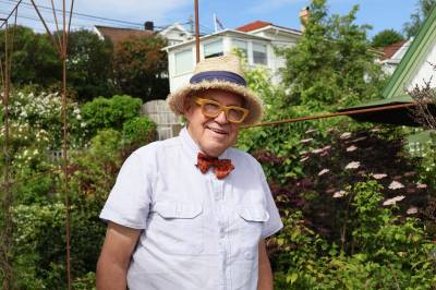 Slik har Blomster-Finn det i hagen: – Her er det jeg som er gud