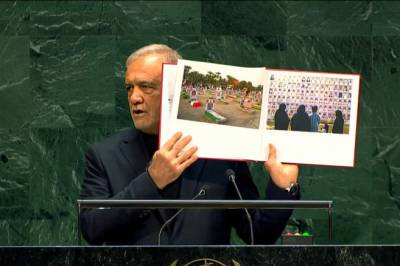 Irans president talte for FN: USA forlot salen i protest