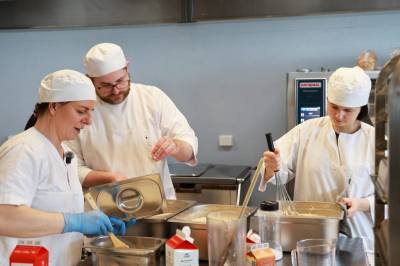 Videoreportasje: Følg maten fra kjøkkenet til skolen