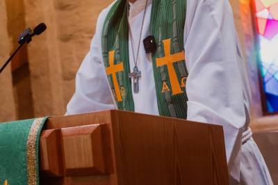 La de små barna komme til kirken