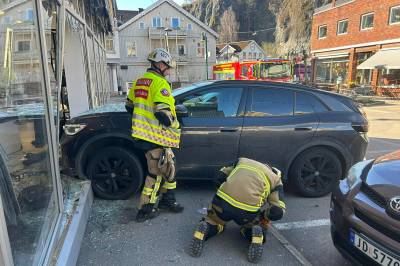 Bil kjørte gjennom butikkvindu